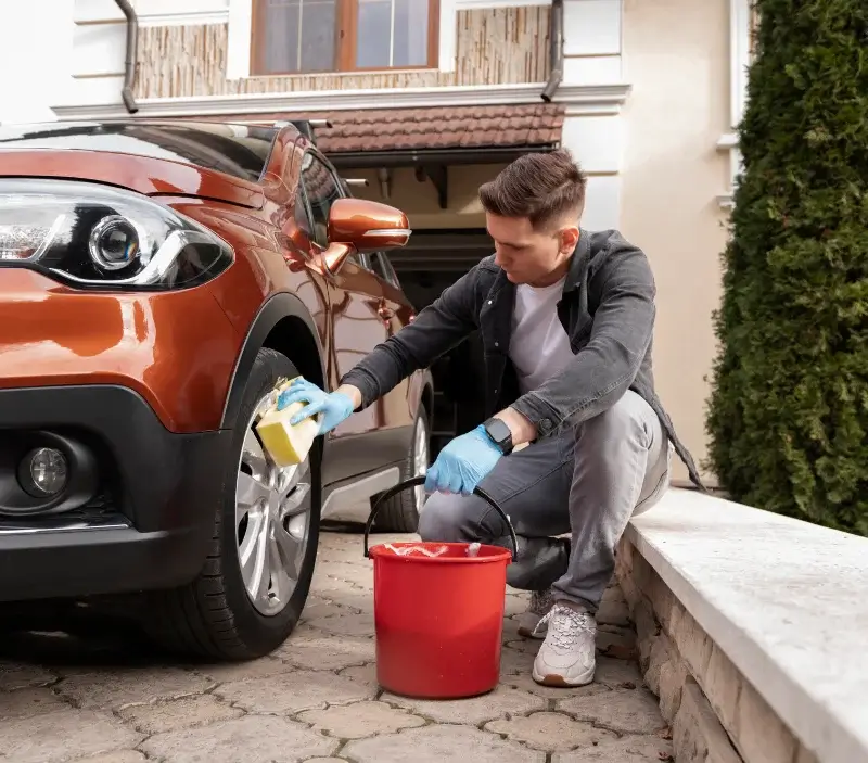 Lavage auto à domicile Pleumeur-Bodou : professionnel intervenant sur un véhicule